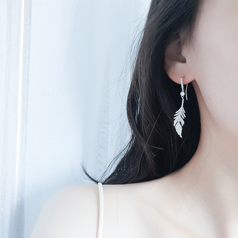 A sterling silver s925 full diamond feather earrings