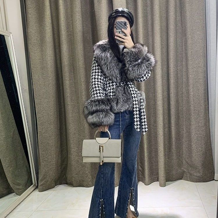 P lady's coat