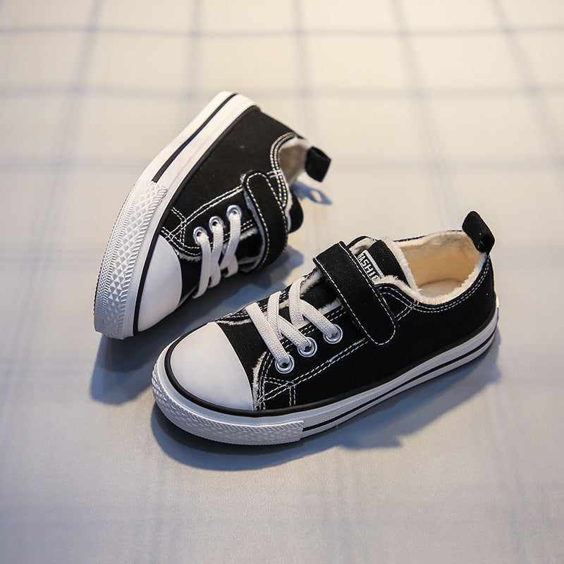 A children's canvas shoes with fleece