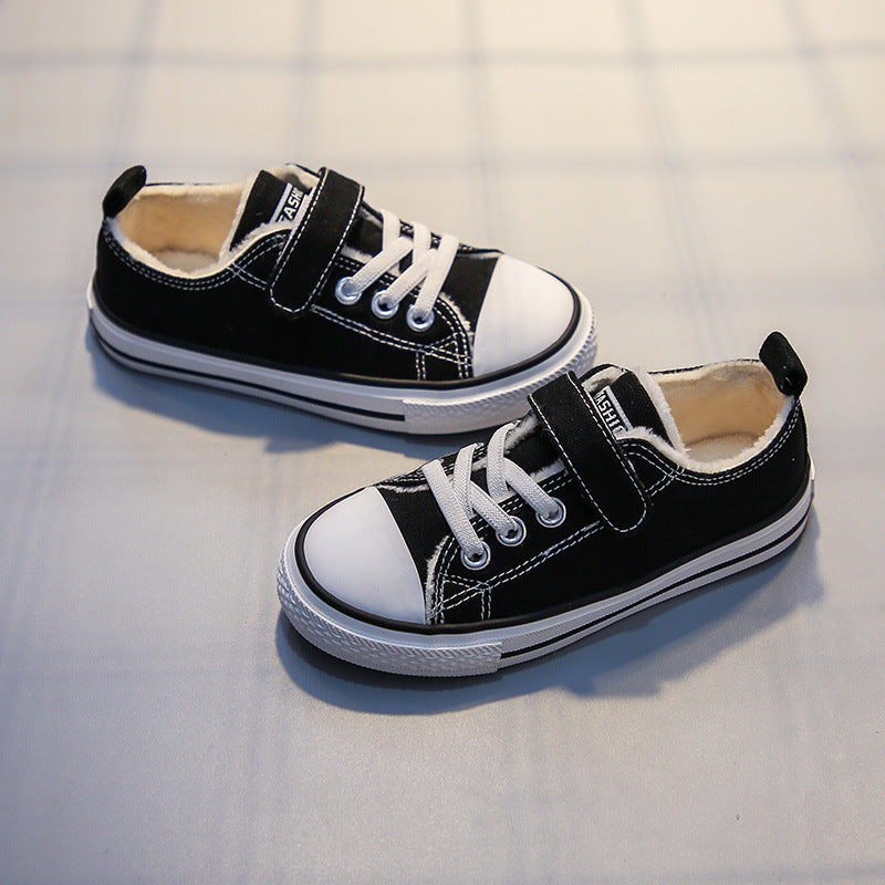 A children's canvas shoes with fleece