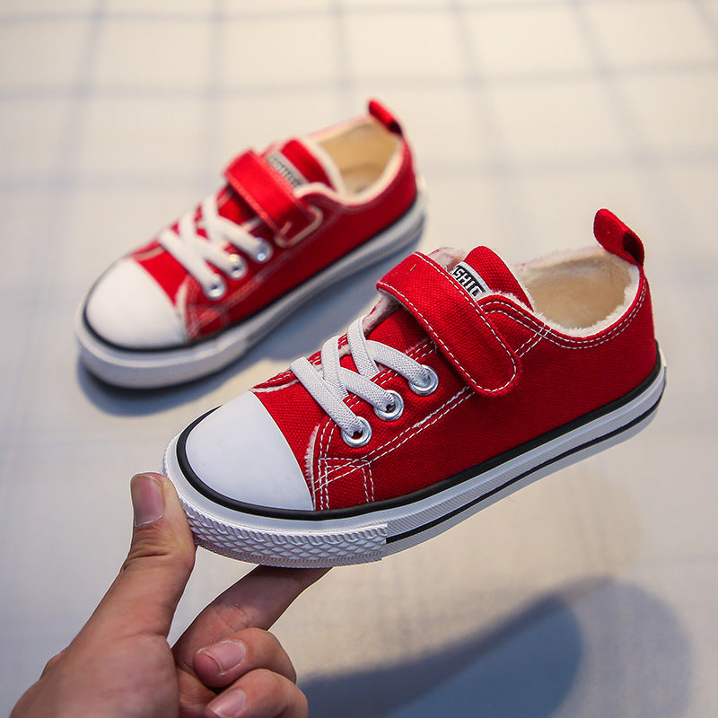 A children's canvas shoes with fleece