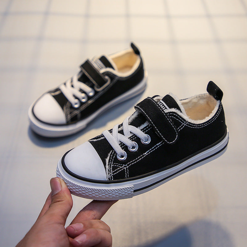 A children's canvas shoes with fleece