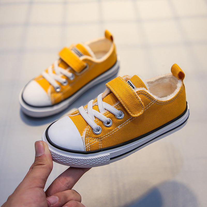 A children's canvas shoes with fleece