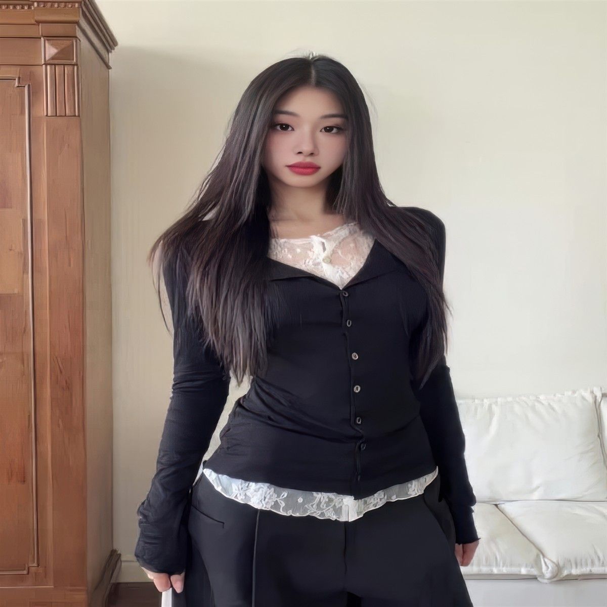 P V-neck long-sleeved lace splicing fake two-piece T-shirt women's early autumn new high-end outer wear beautiful top ins