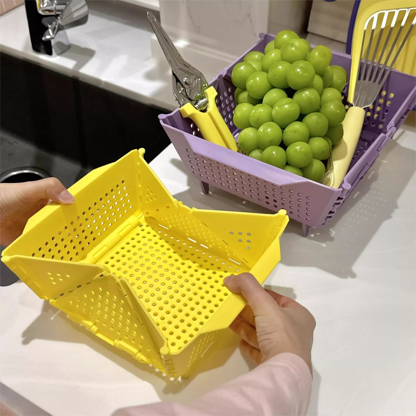 P collapsible drain basket