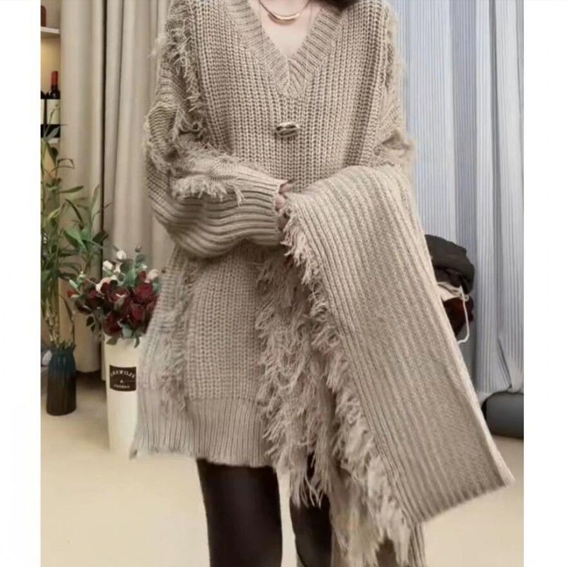 P fringed sweater scarf set