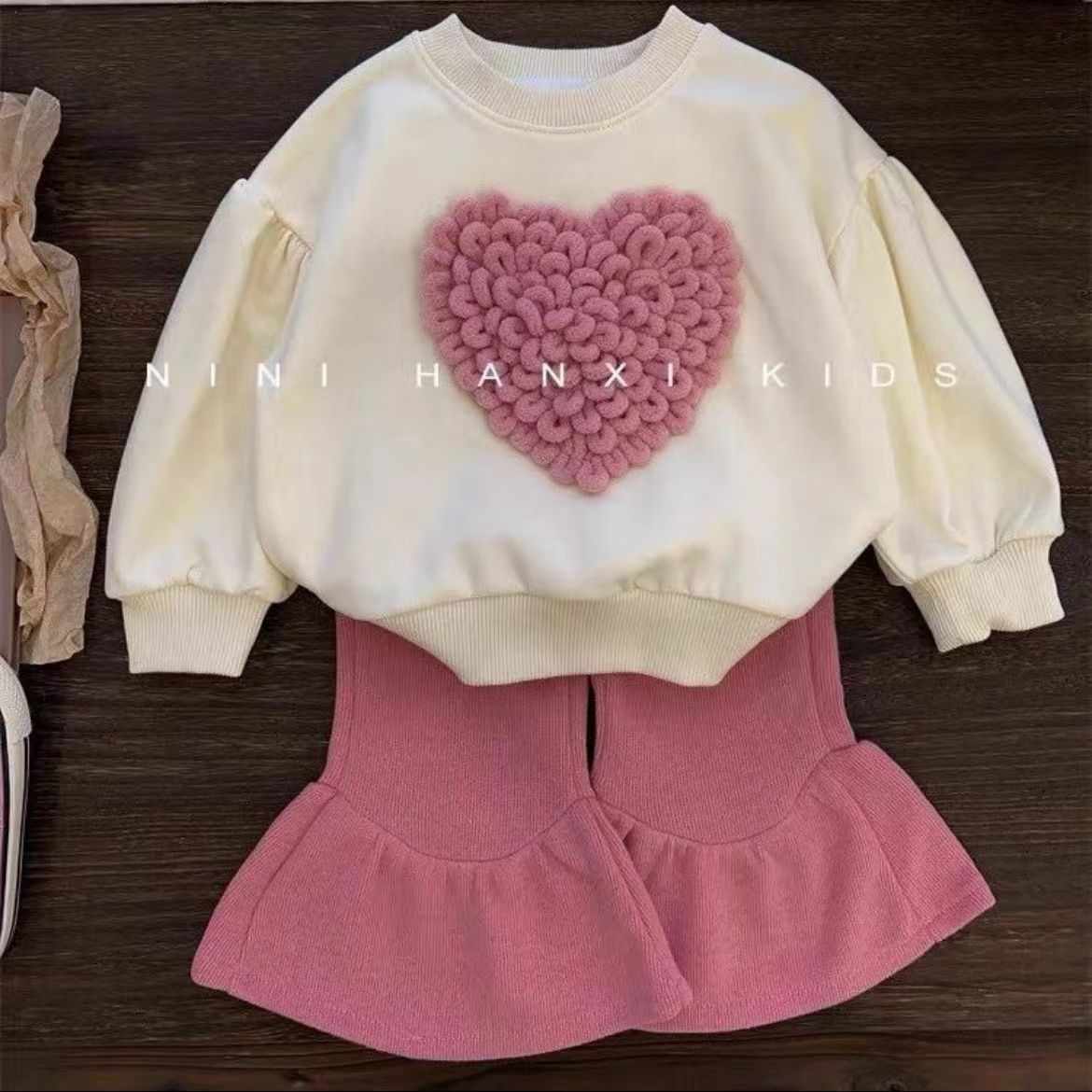 A Korean version of children's clothing, foreign style sweater set, autumn new girls' love jumper, top, horn pants two-piece set