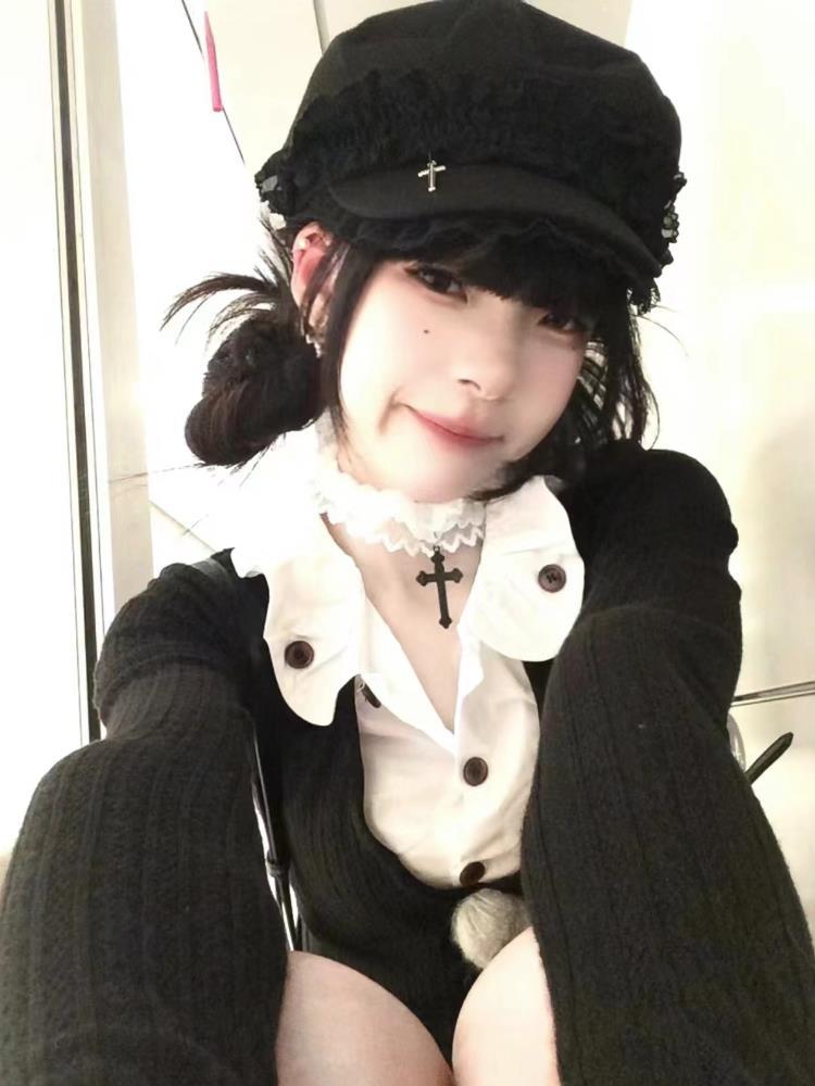 P black lace hat