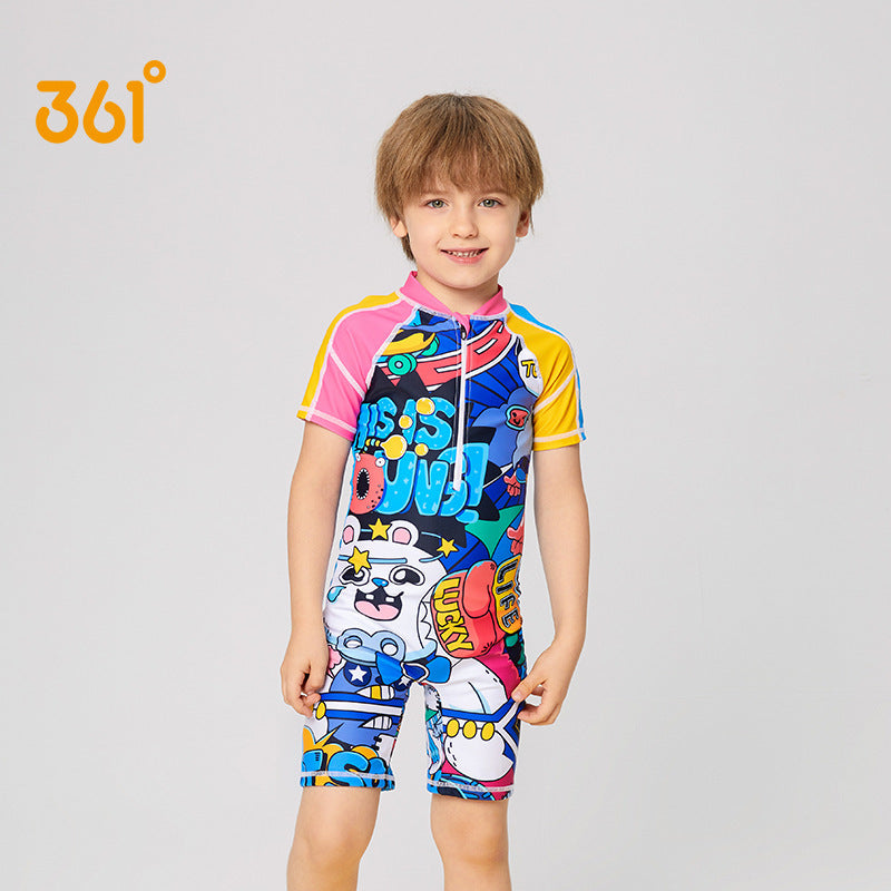 A one-piece flat-angle swimsuit medium and large boys quick-drying swimsuit