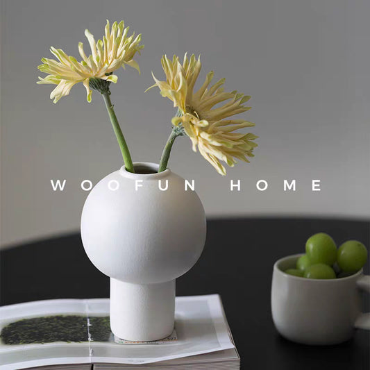 A vase ornament, living room flower arrangement, ceramic, white high-end flower creativity, niche simplicity, light luxury, hydroponics, small water nourishment
