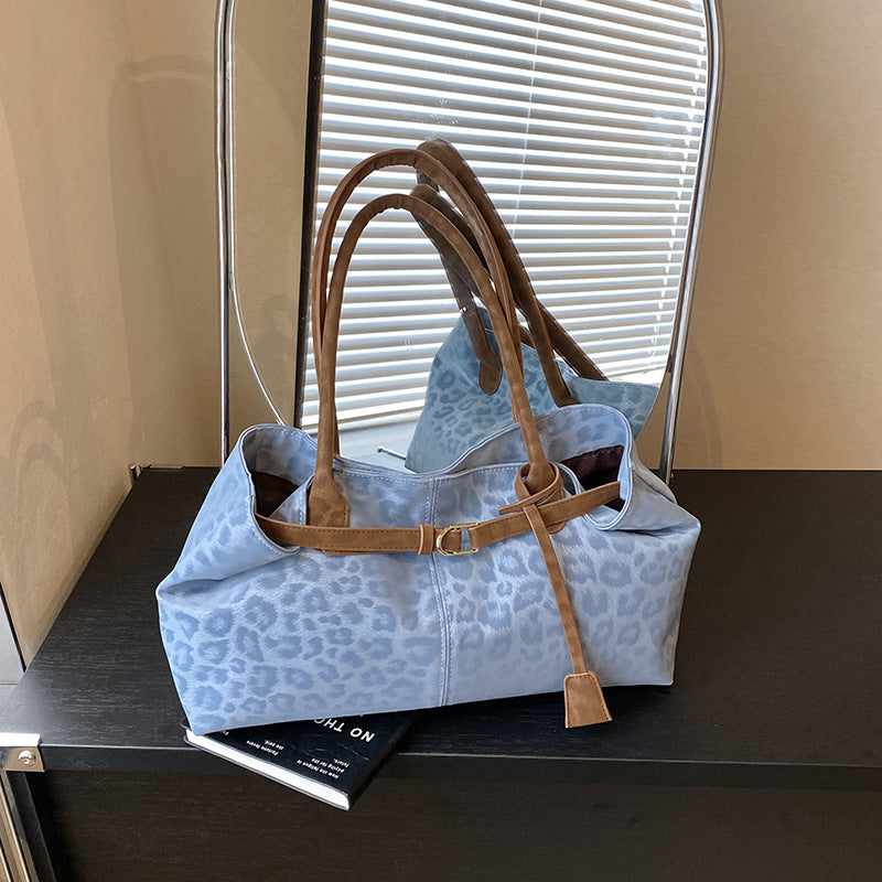 A handbag shoulder messenger bag