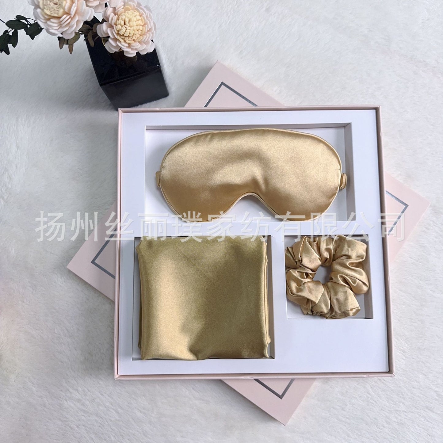 A blindfold hair band pillowcase three-piece gift box