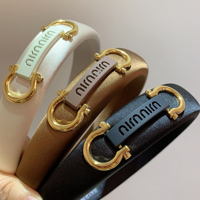 A autumn and winter new fashion high-end side metal letter buckle decoration sponge high cranial top foreign air pressure headband headgear