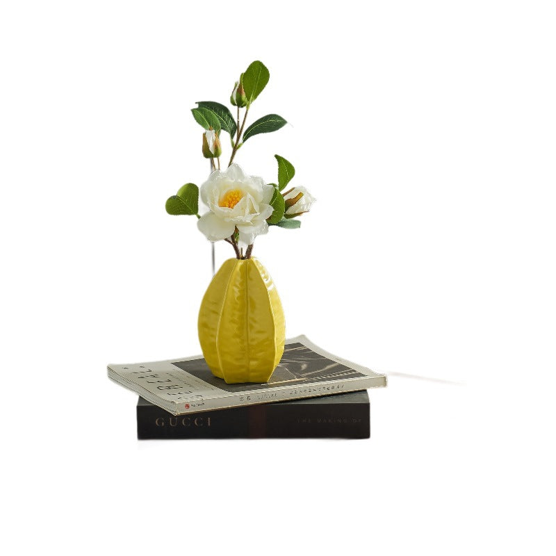 A vase flower arrangement