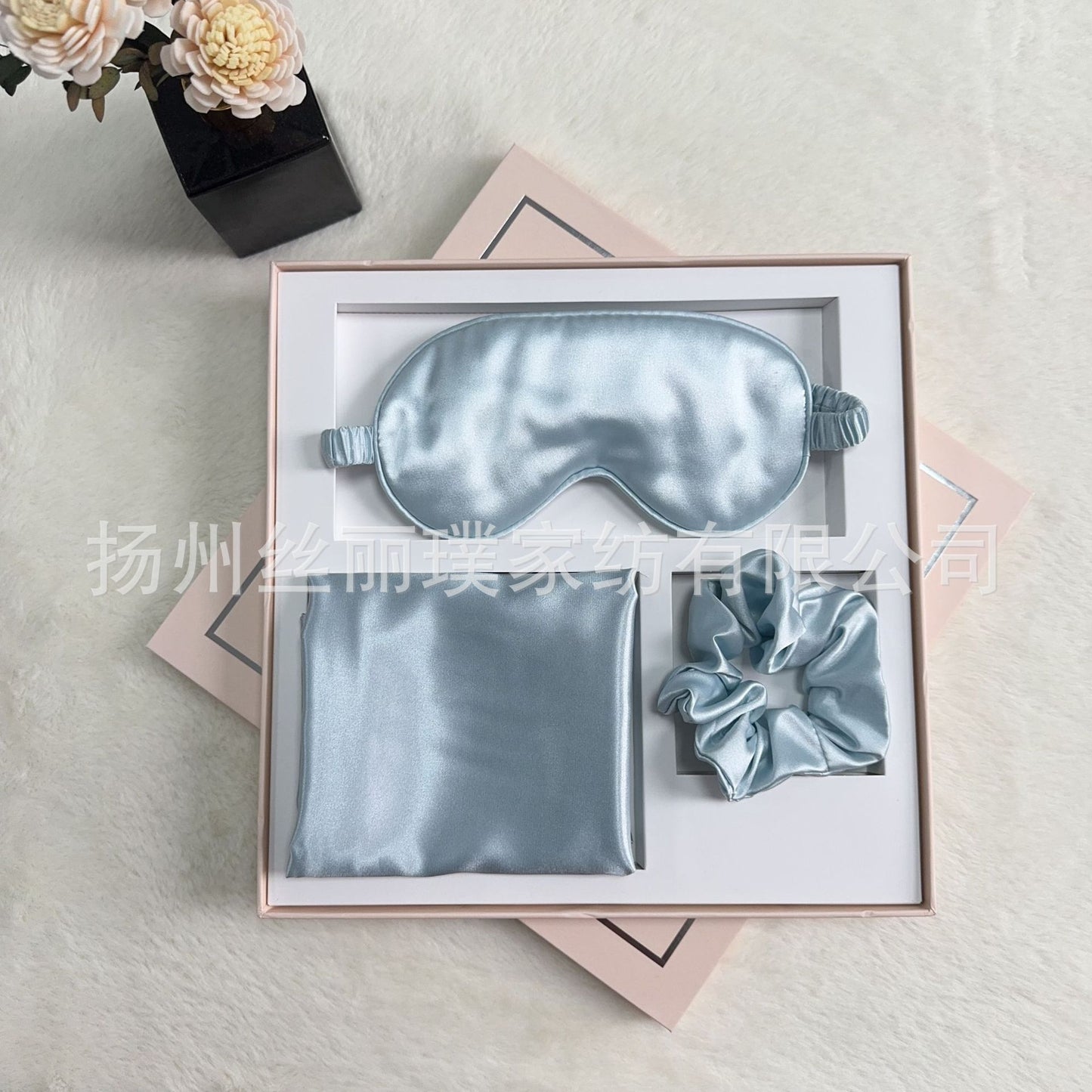 A blindfold hair band pillowcase three-piece gift box
