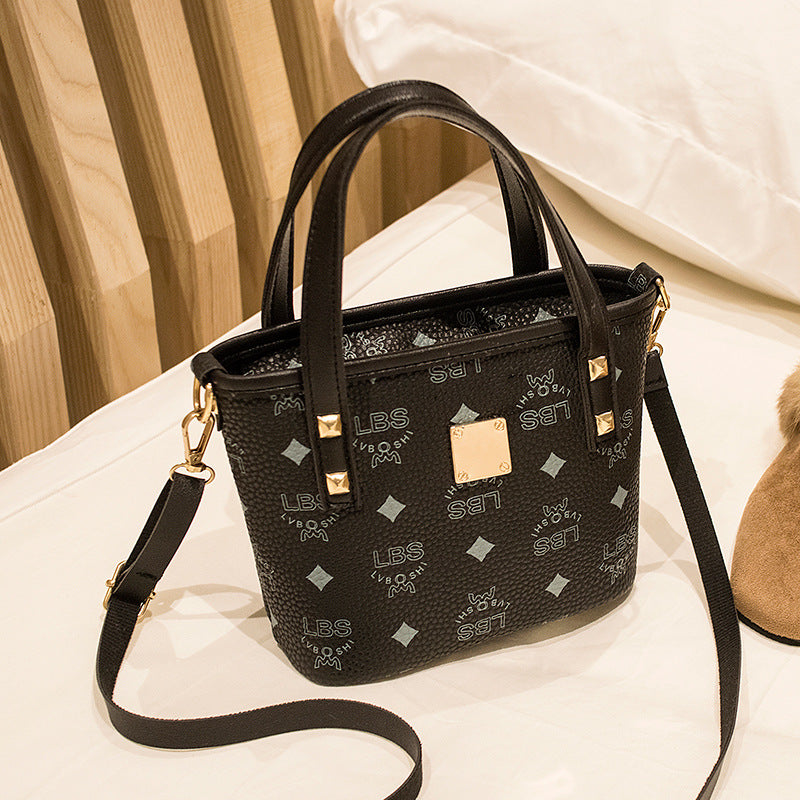 A retro European and American fashion shoulder crossbody portable bucket bag