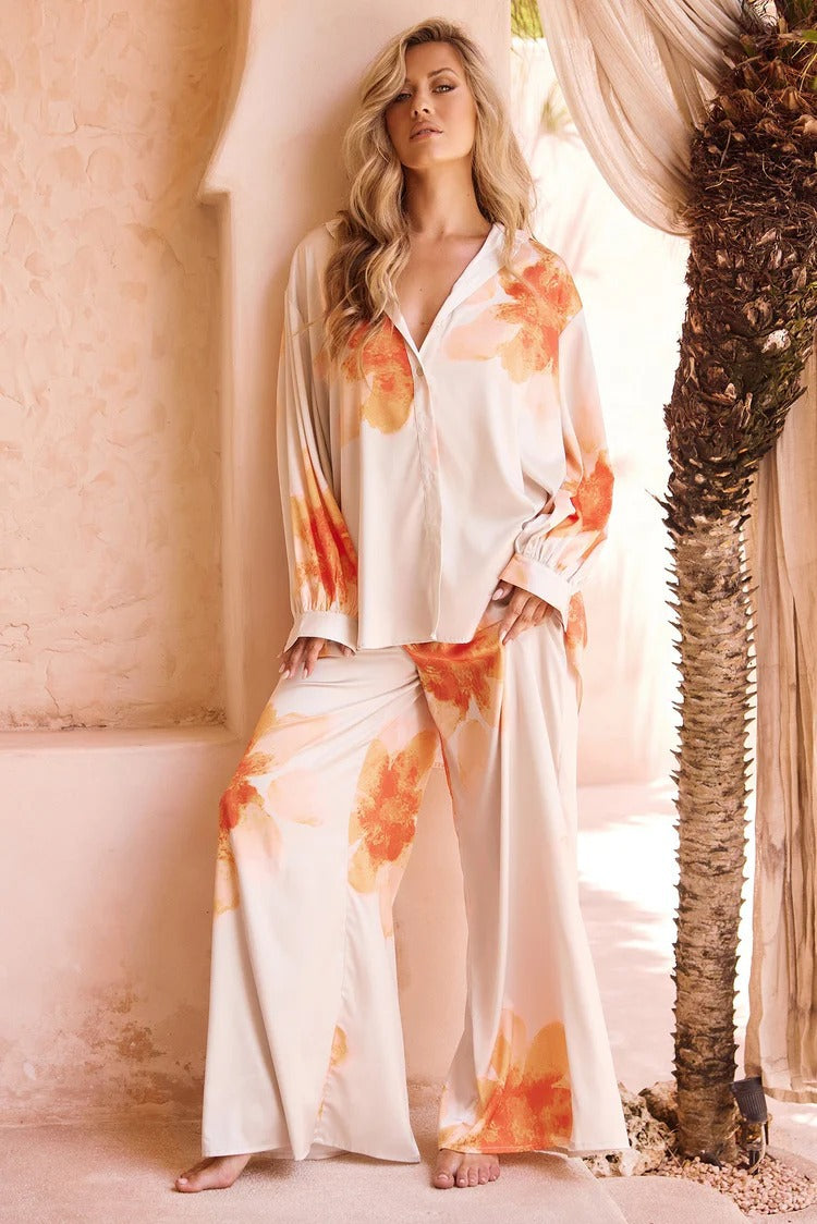 A lady's long-sleeved trousers suit