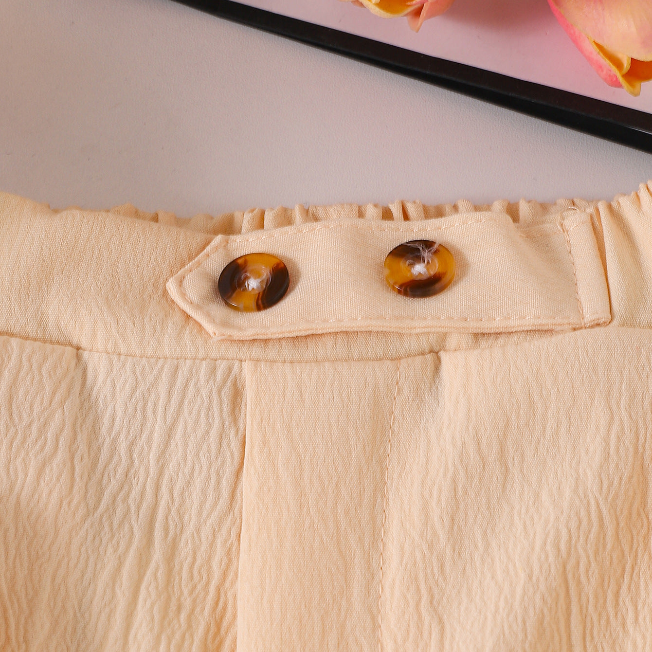 A solid color sleeveless lapel collar blazer suit trousers suit