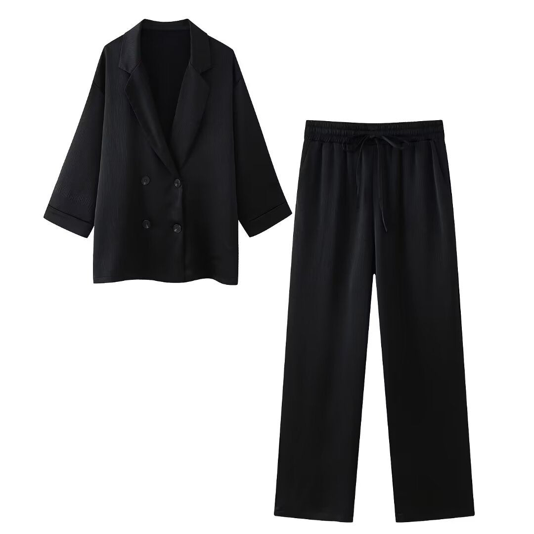 A long-sleeved suit