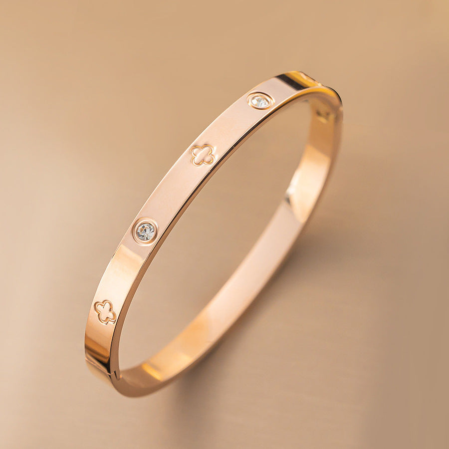 AC European and American cross-border women's electroplated four-leaf clover gold high-end women's jewelry wholesale non-fading jewelry titanium steel bracelet