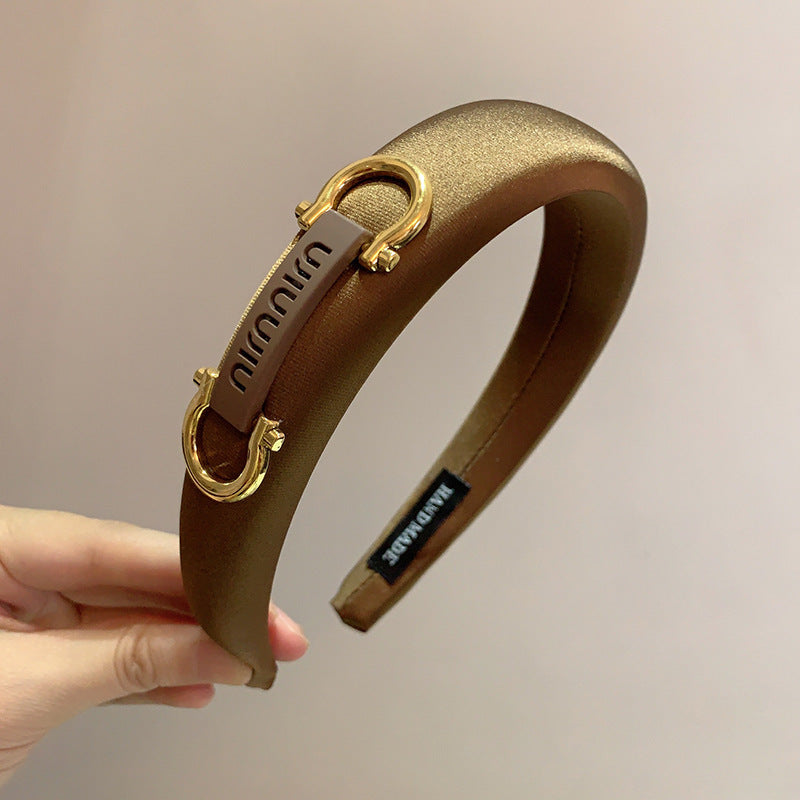 A autumn and winter new fashion high-end side metal letter buckle decoration sponge high cranial top foreign air pressure headband headgear