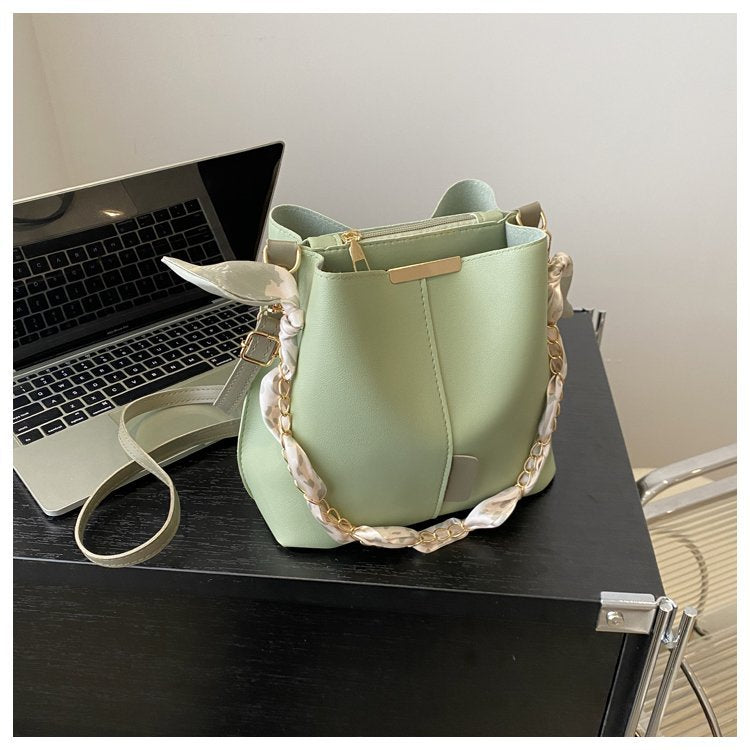 A PU shoulder bag cross-border women's bag new fashion messenger bag texture PU bucket bag versatile chain messenger bag