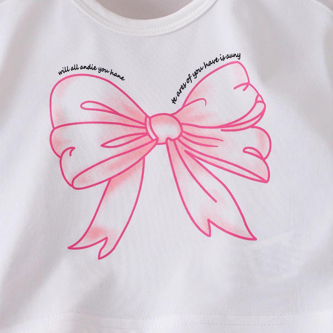 A girls' round neck bow printed short-sleeved T-shirt + straight loose jeans two-piece set