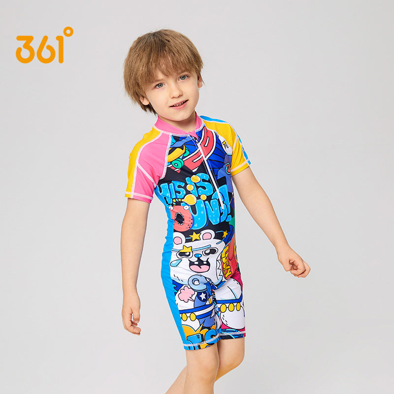A one-piece flat-angle swimsuit medium and large boys quick-drying swimsuit