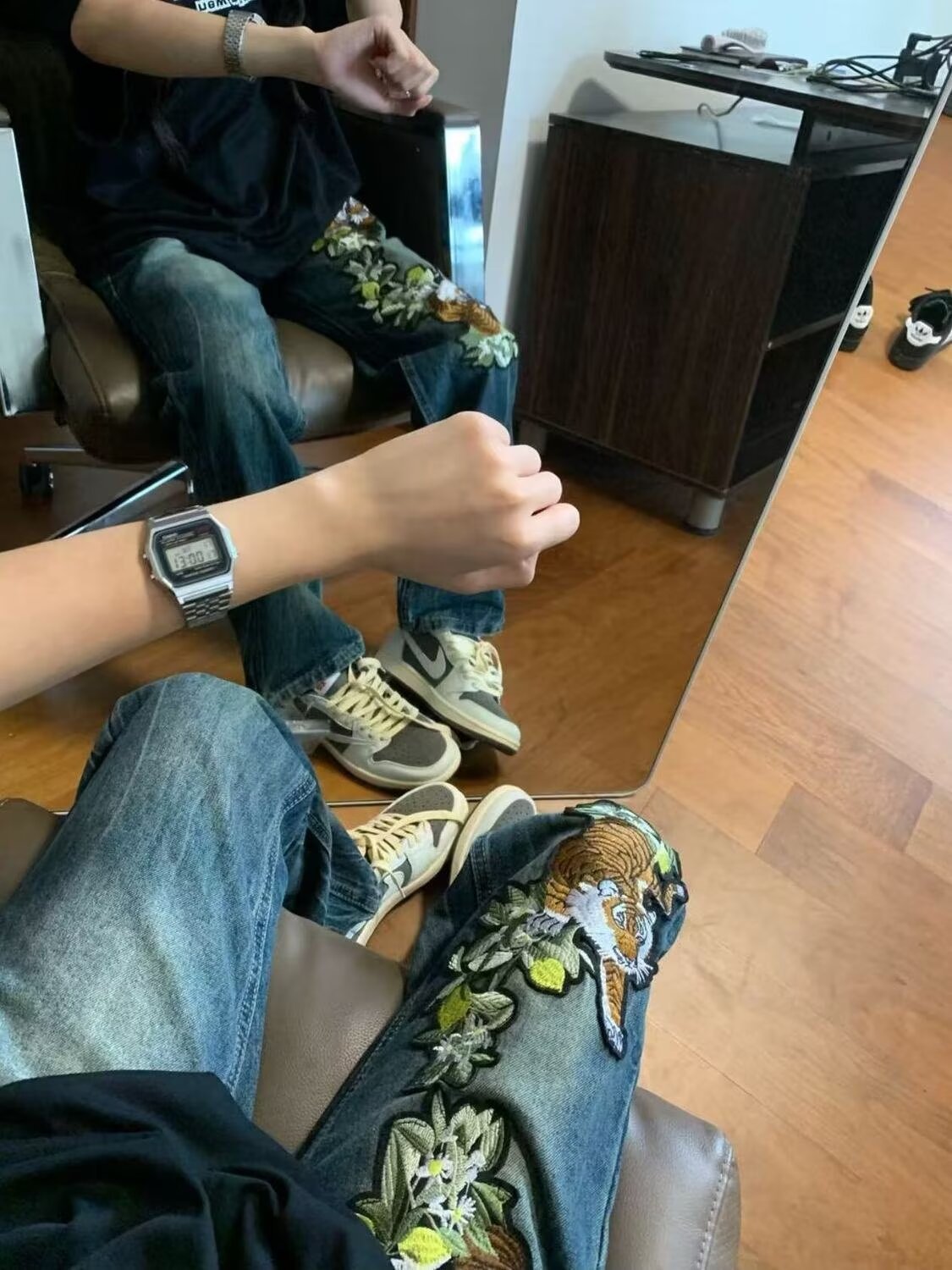 A pattern embroidered jeans