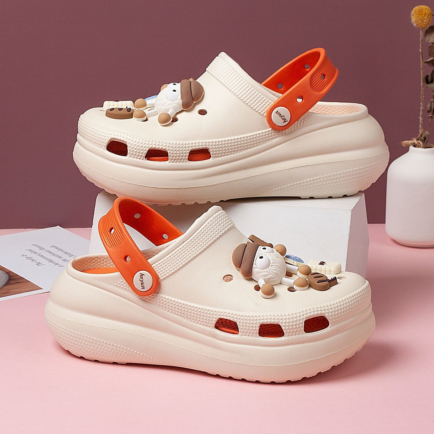 A puff hole shoes female cartoon cute thick sole stepping on shit beach shoes cool slippers