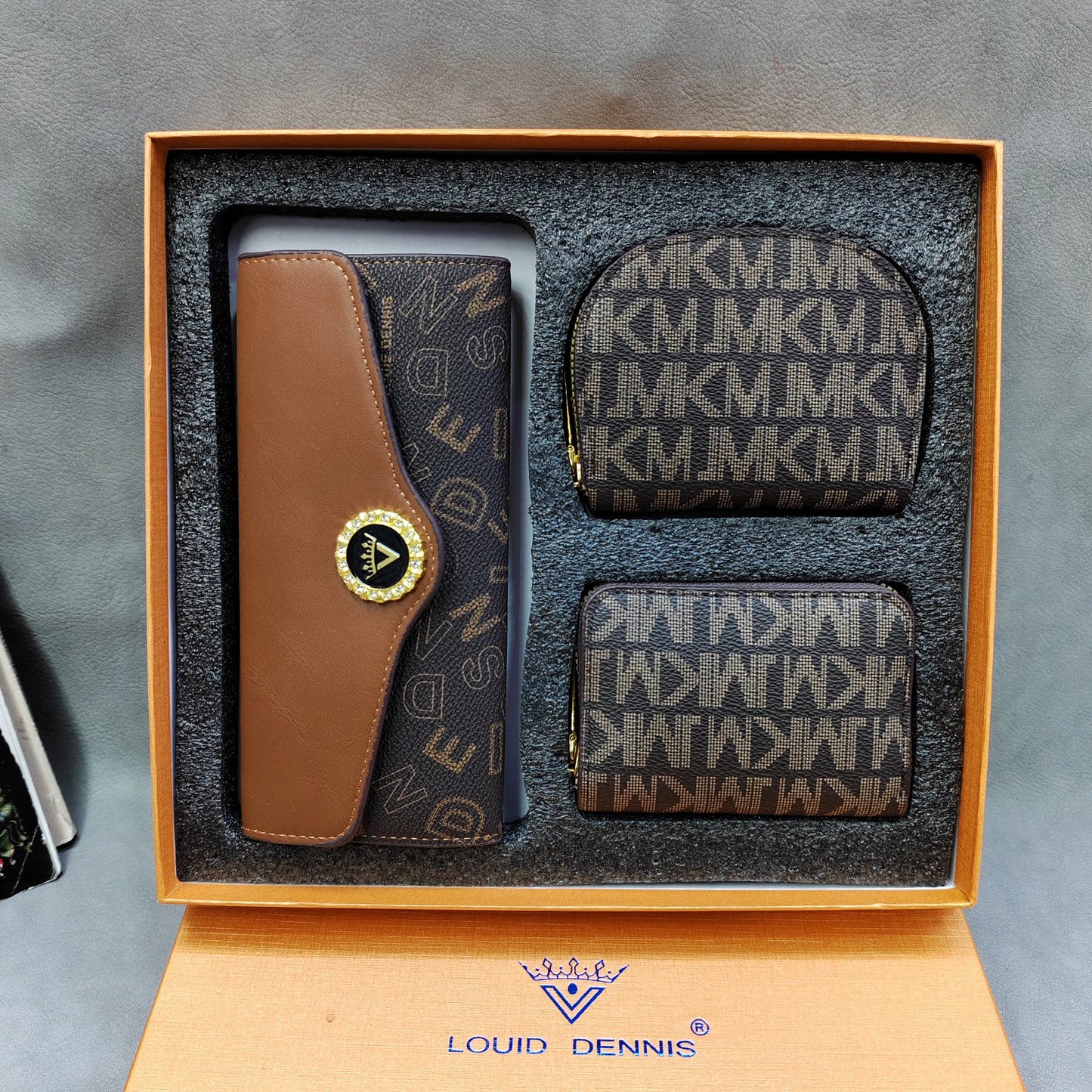 A new three-piece gift box with wallet card bag set.
