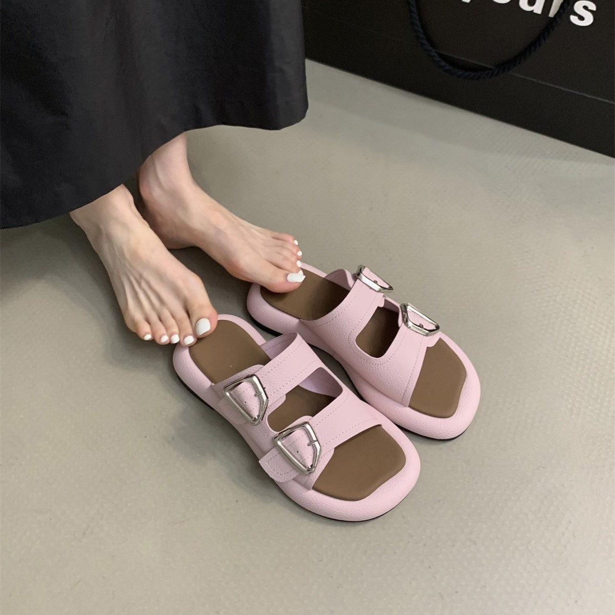 A thick-soled slippers women's summer comfortable casual flat sandals