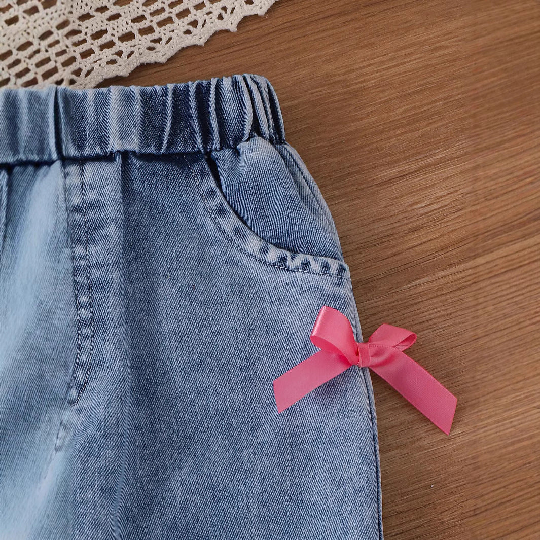 A girls' round neck bow printed short-sleeved T-shirt + straight loose jeans two-piece set