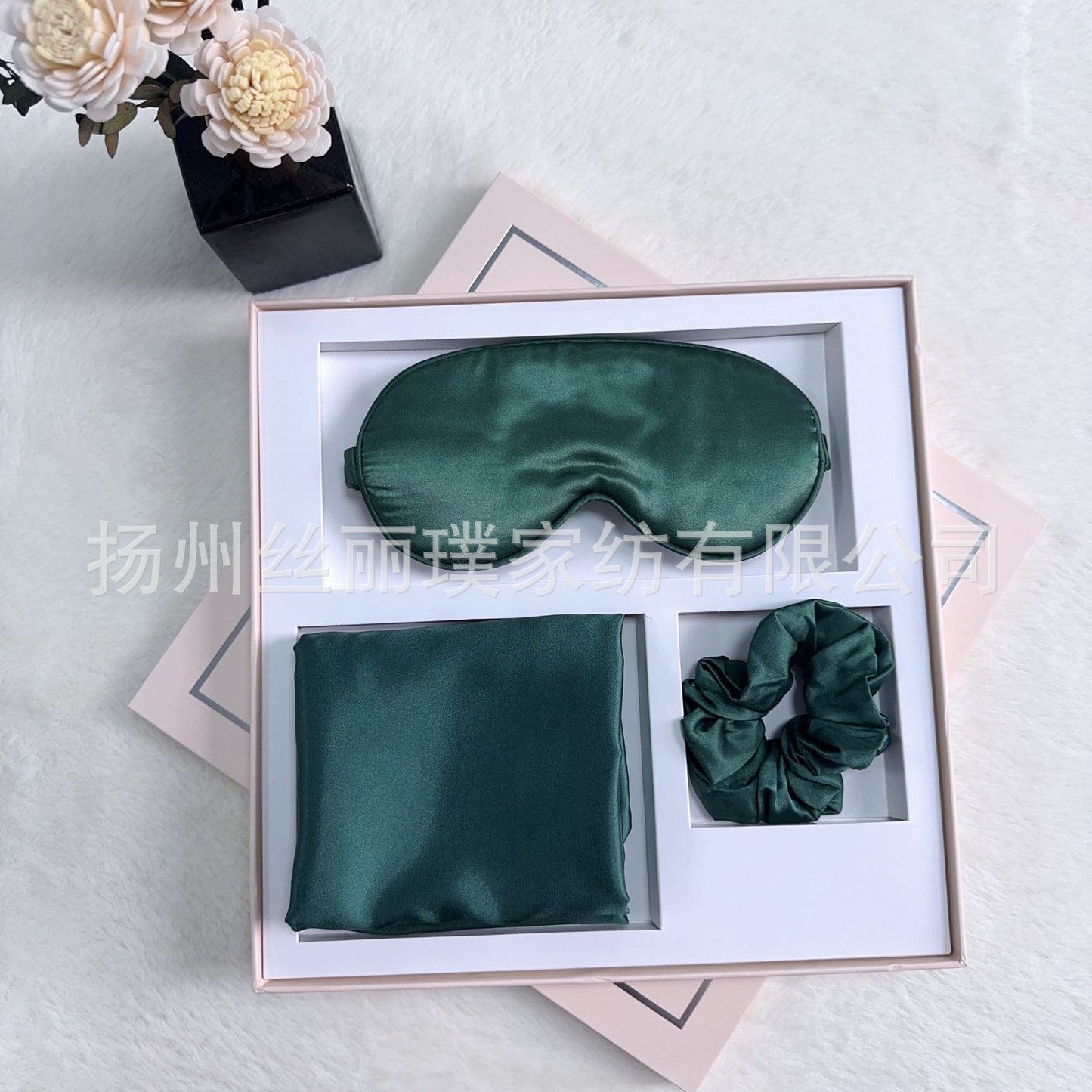 A blindfold hair band pillowcase three-piece gift box
