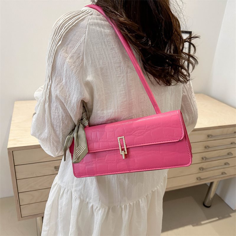 A new fashion messenger bag casual trendy lock personalized shoulder small square bag