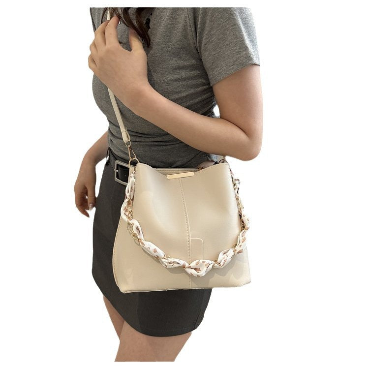 A PU shoulder bag cross-border women's bag new fashion messenger bag texture PU bucket bag versatile chain messenger bag