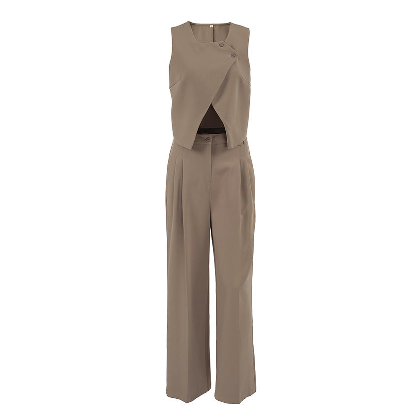 A sleeveless trousers suit
