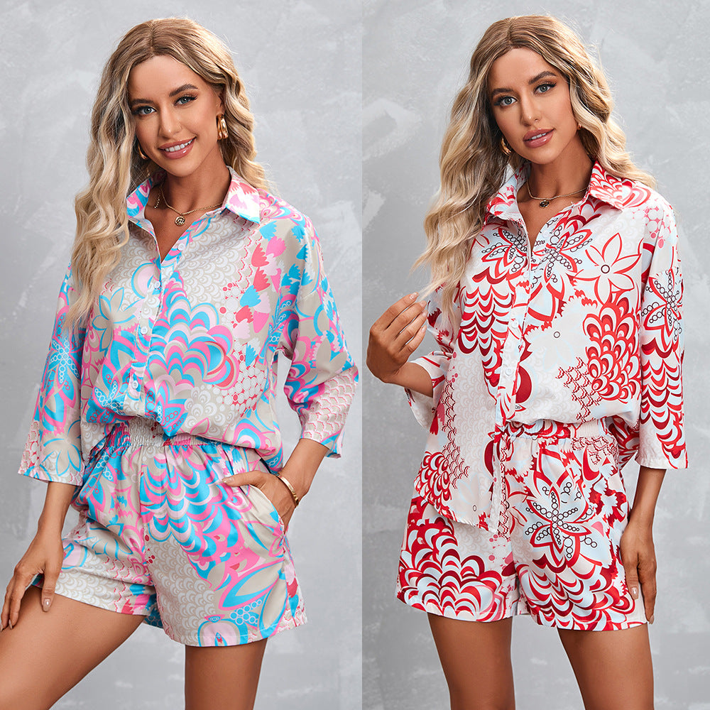 A printed seven-quarter-sleeved shorts casual suit