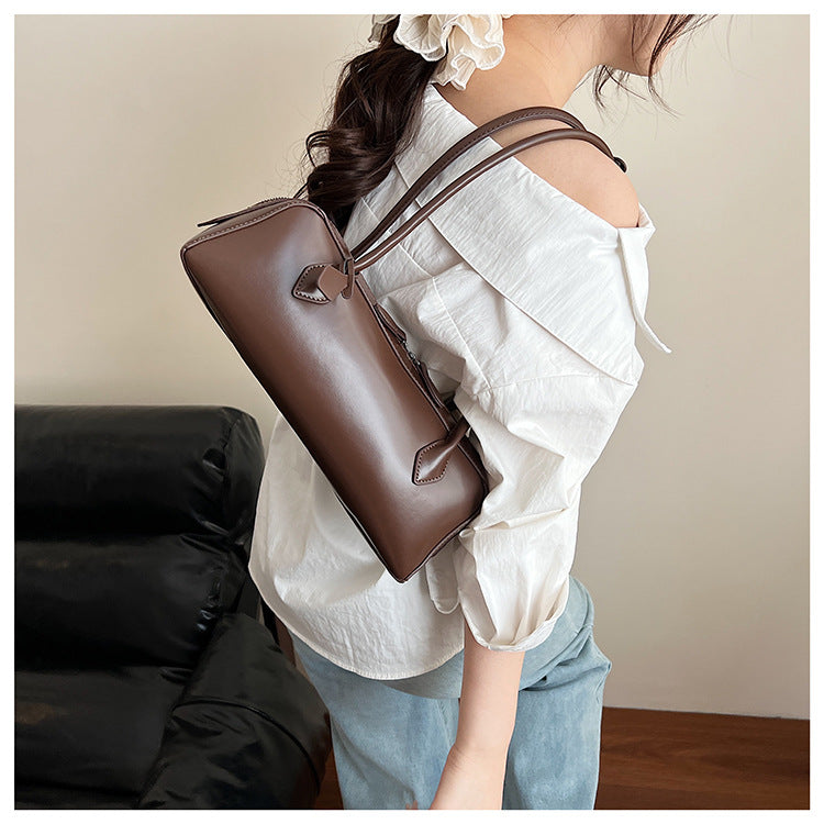 A handbag shoulder bag