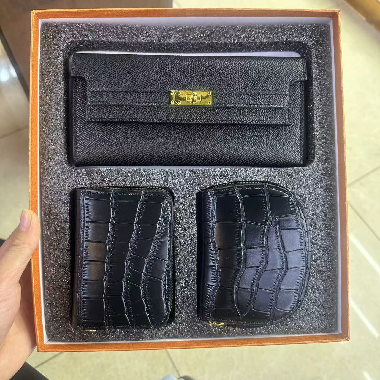 A new three-piece gift box with wallet card bag set.