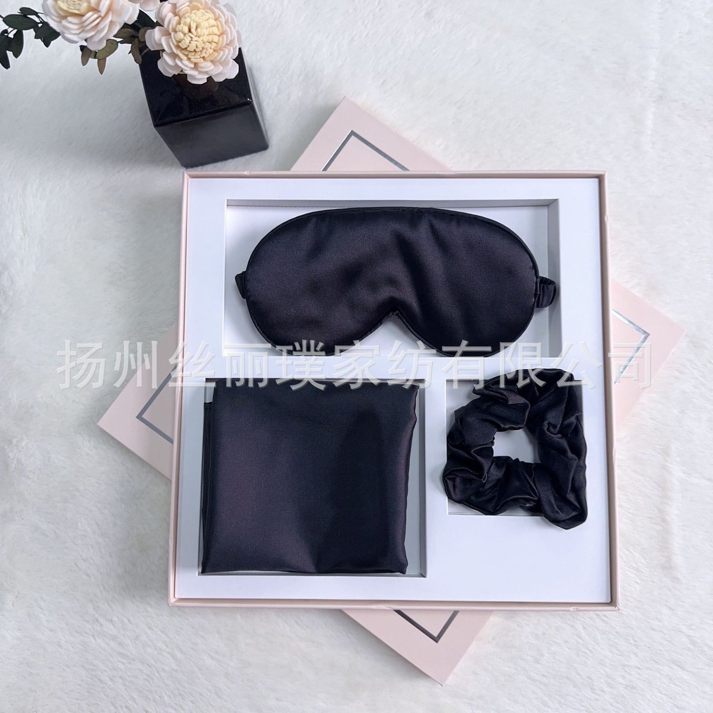 A blindfold hair band pillowcase three-piece gift box