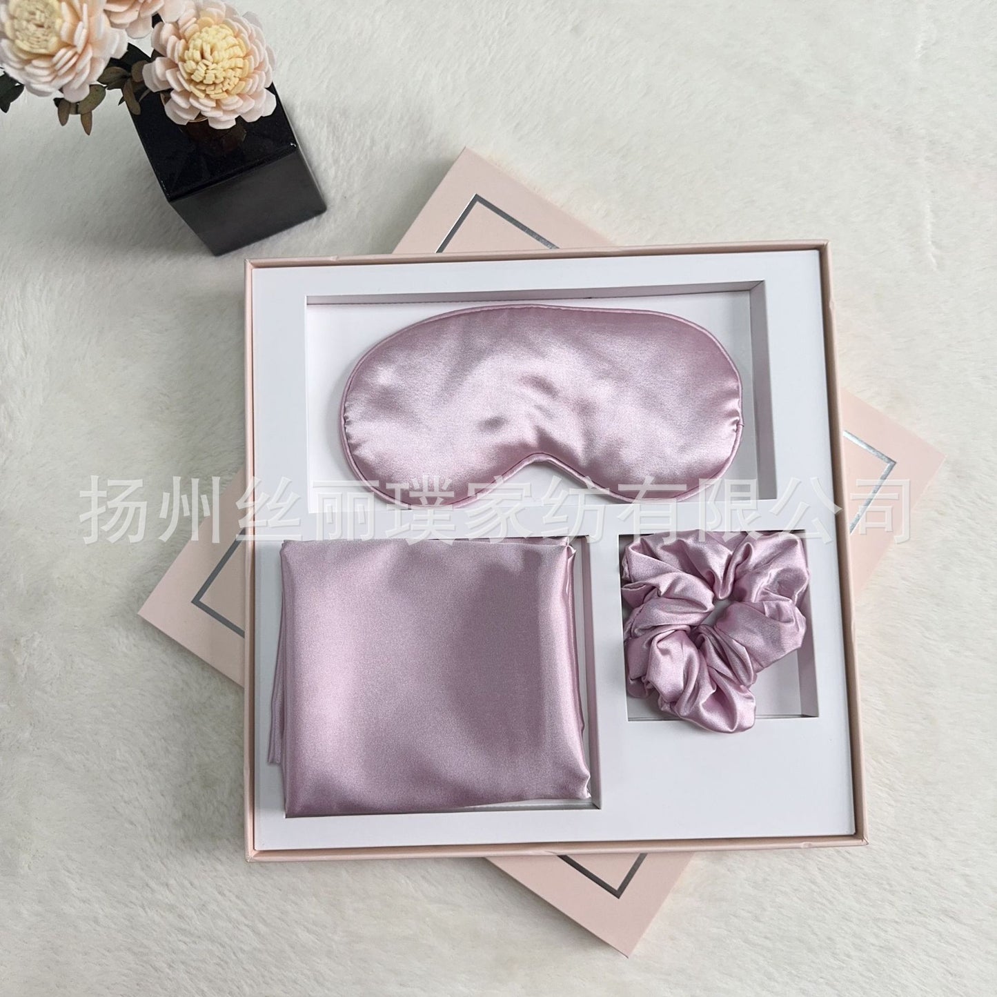A blindfold hair band pillowcase three-piece gift box