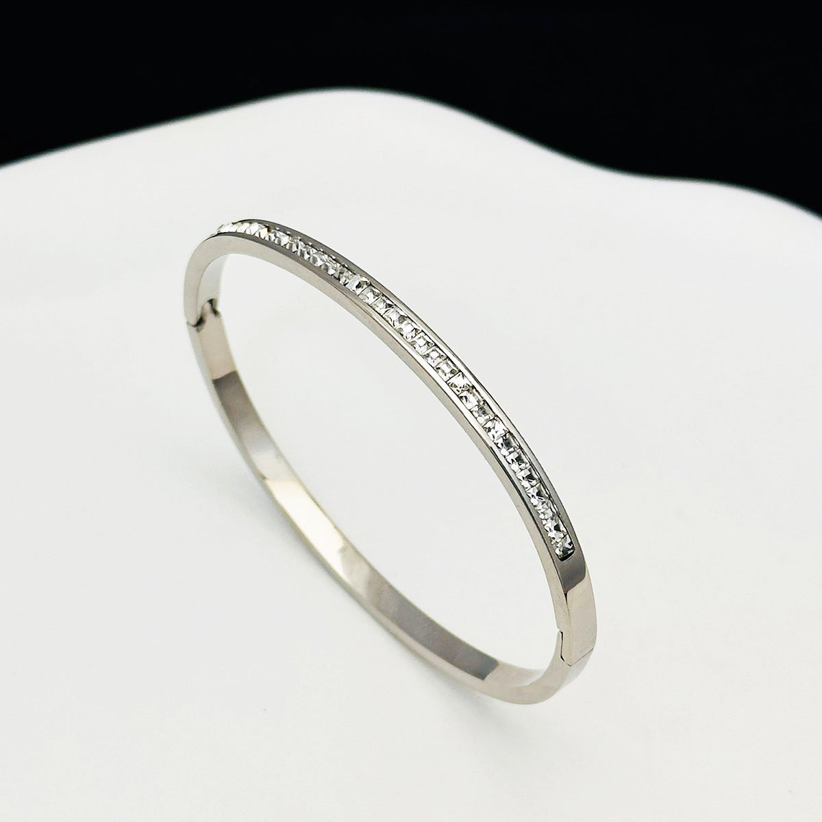 A Titanium steel bracelet, girls' advanced sense, niche gypsy stars do not fade, diamond-encrusted exquisite and generous ins wind full diamond bracelet