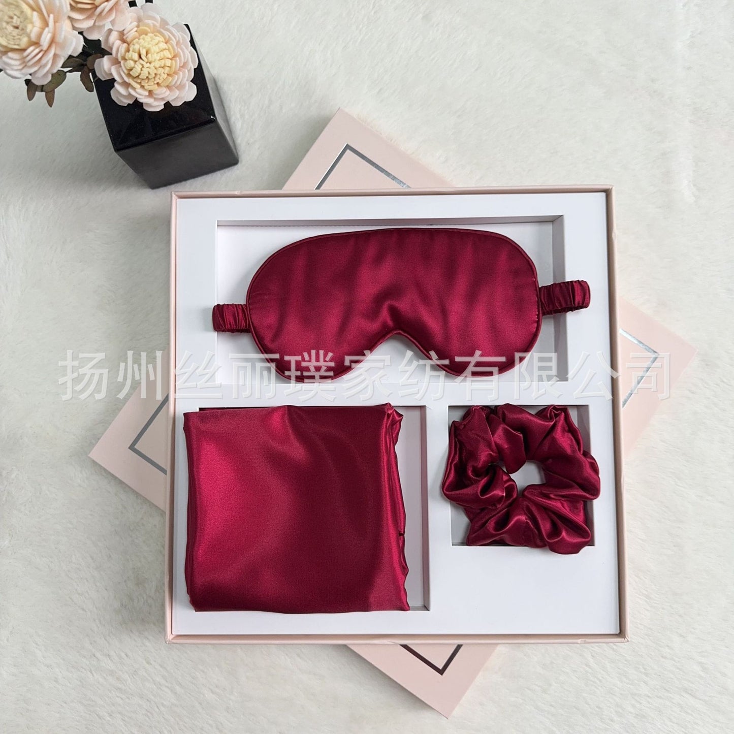 A blindfold hair band pillowcase three-piece gift box