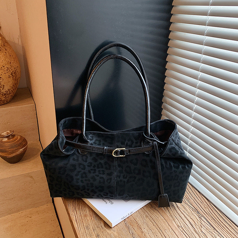 A handbag shoulder messenger bag