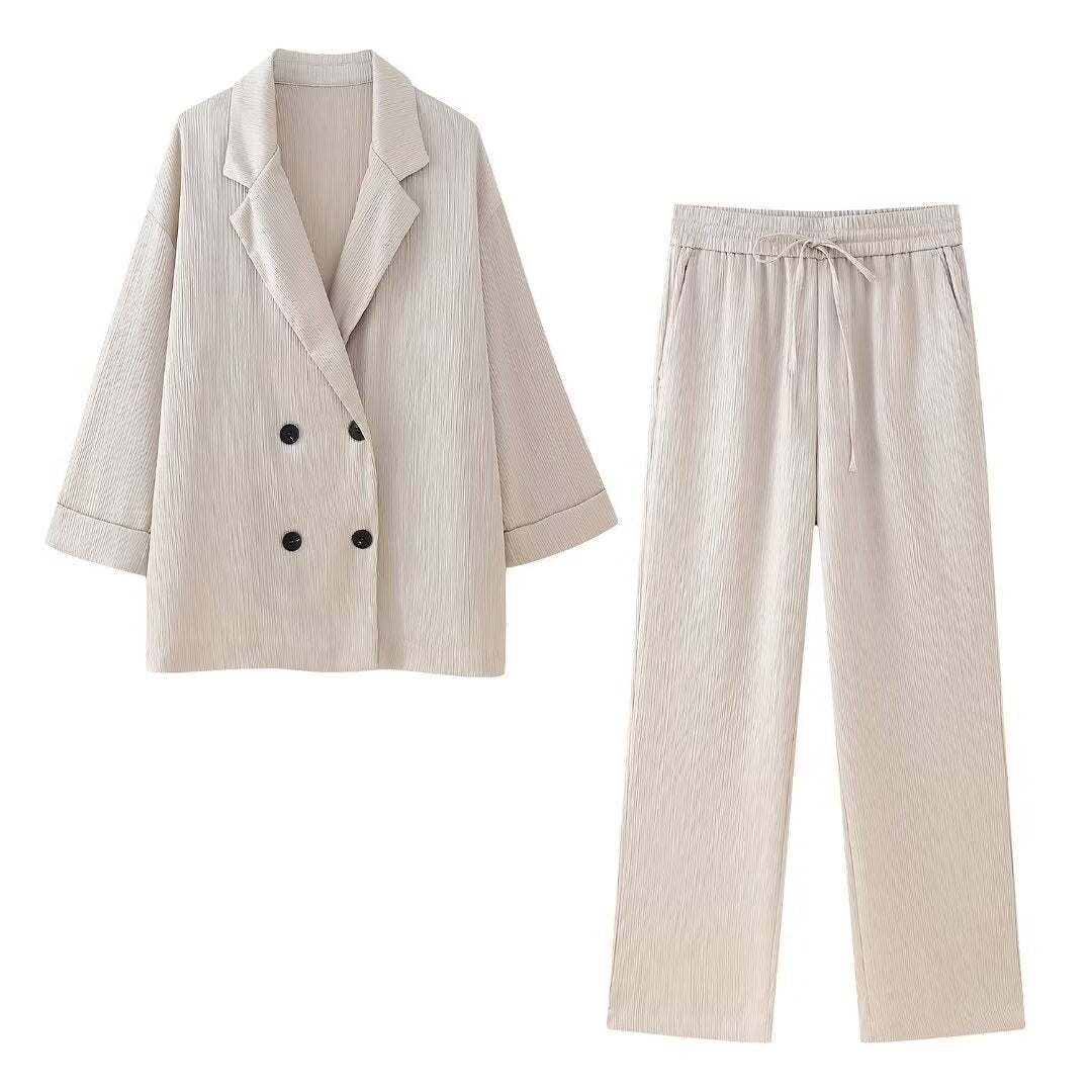 A long-sleeved suit