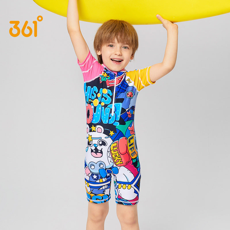 A one-piece flat-angle swimsuit medium and large boys quick-drying swimsuit