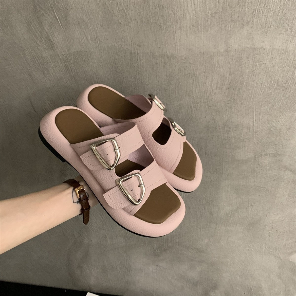 A thick-soled slippers women's summer comfortable casual flat sandals