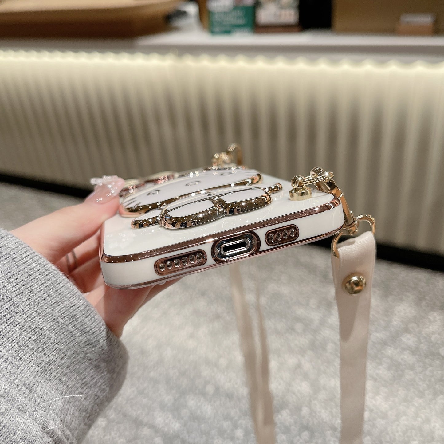 A makeup mirror crossbody rope mobile phone case