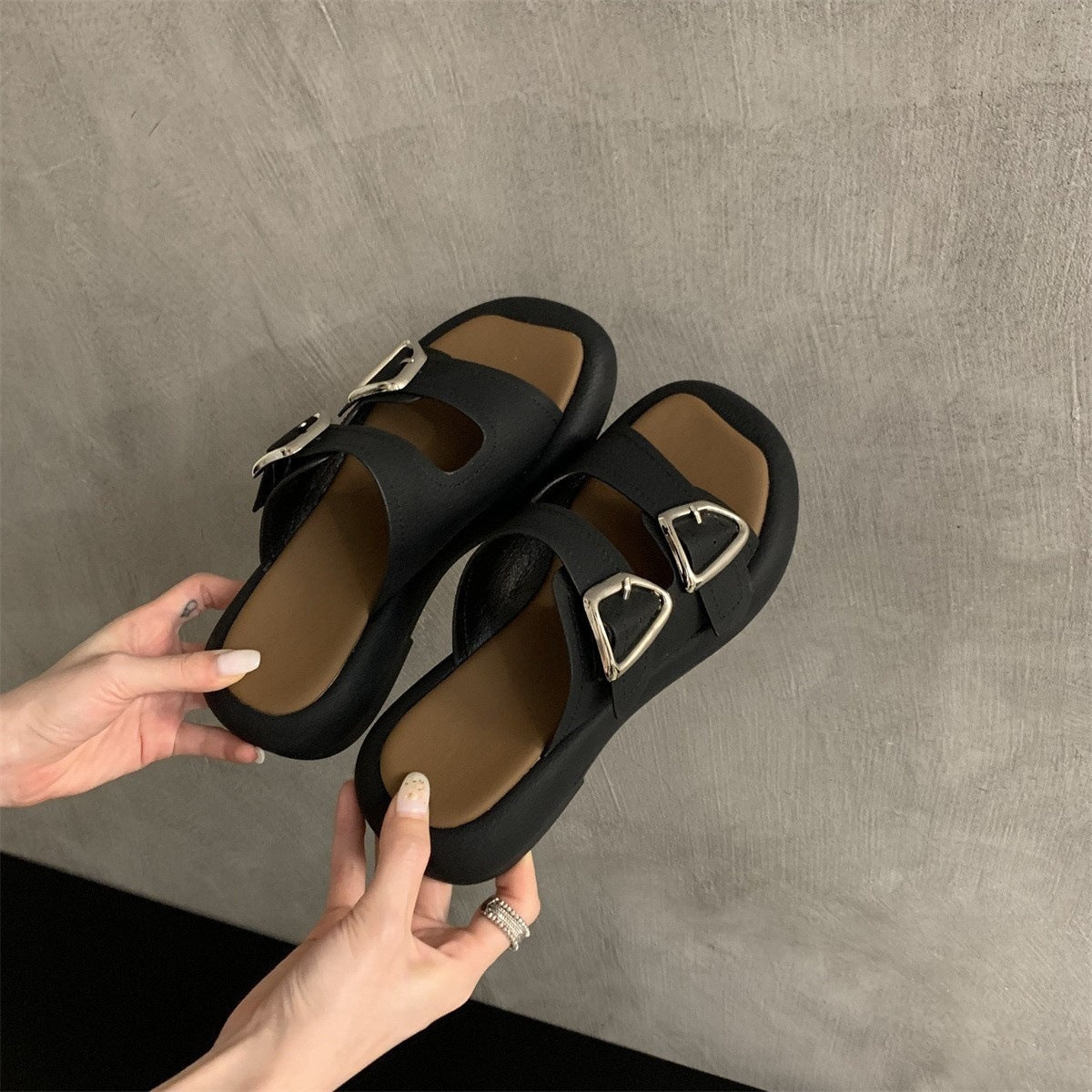 A thick-soled slippers women's summer comfortable casual flat sandals